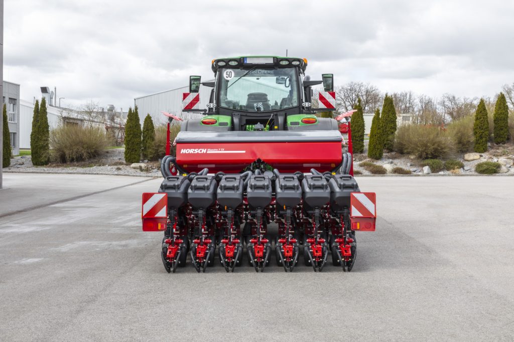Maestro 7 TX pracujący w 7-u rzędach z odstępem międzyrzędzi wynoszącym 37,5 cm Horsch Maestro TX 